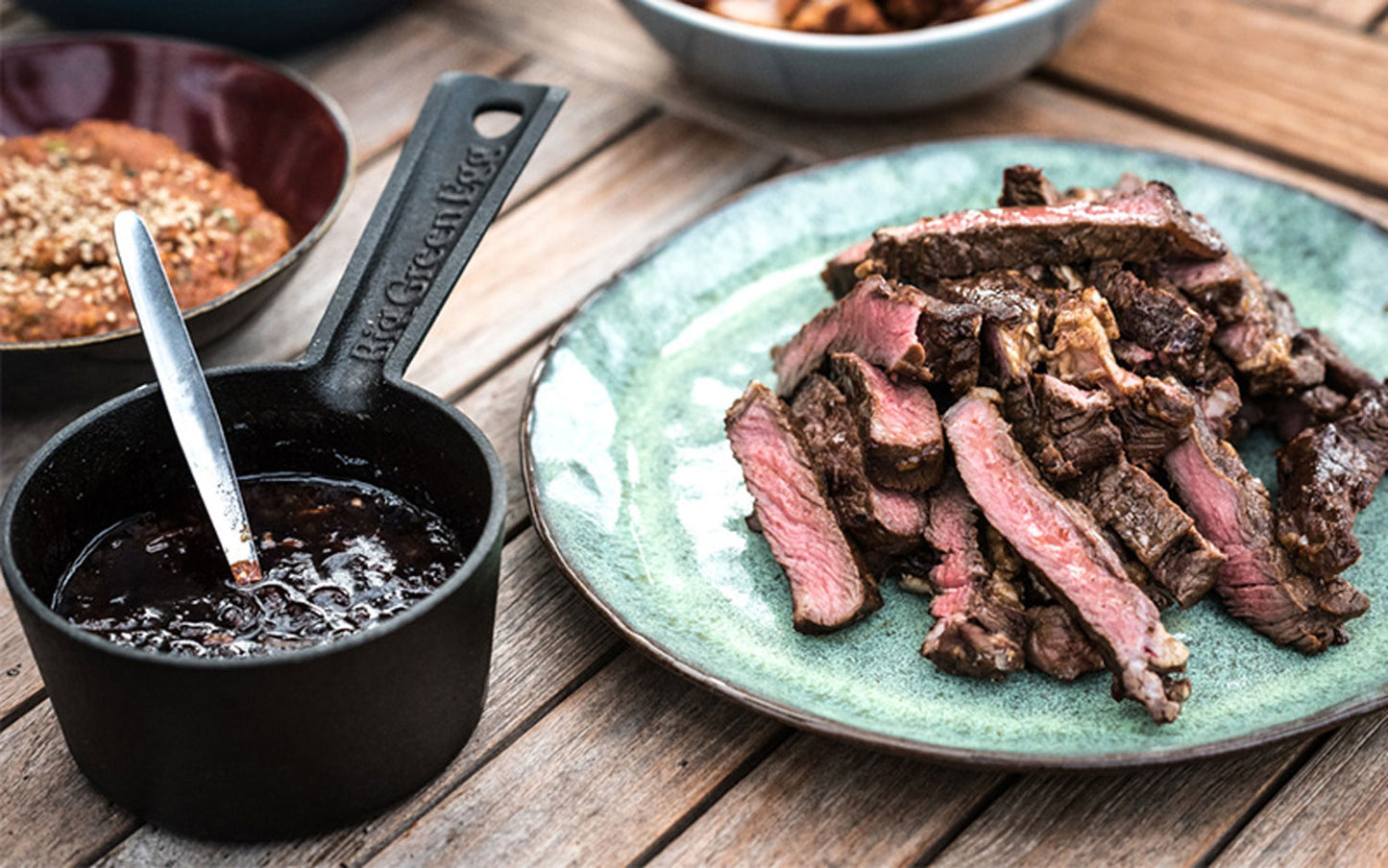 Big Green Egg Gusseisen Saucentopf mit Silikonpinsel