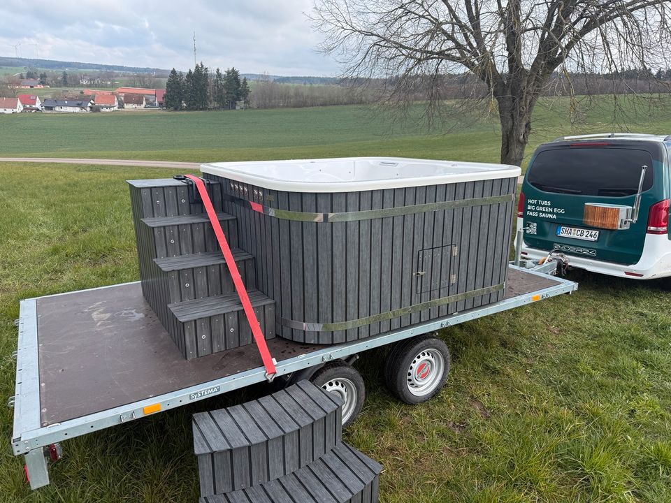 Miet-Hot-Tub mit Treppe auf dem Anhänger