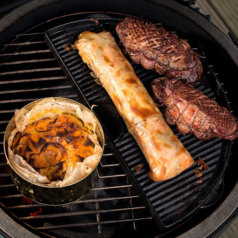 Big Green Egg halbrunde Grillplatte aus Gusseisen für XLarge – Original Herstelleraufnahme 2 von 3, Artikel 122995